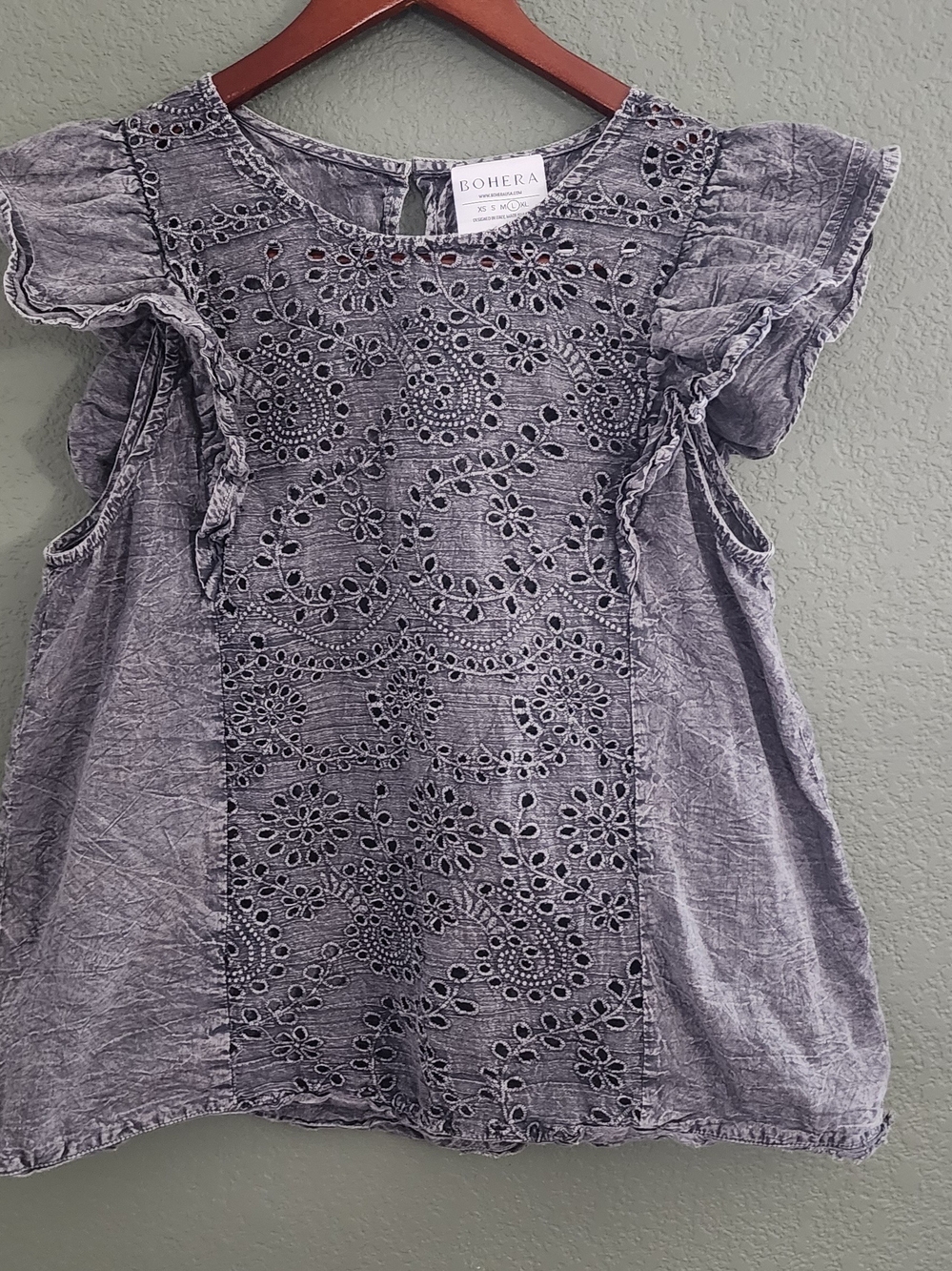 Bohéra Eyelet Flutter Sleeve Top - Grey